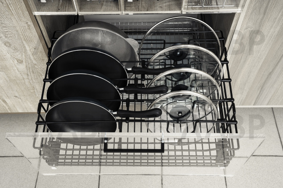 корзина выкатная в нижнюю базу 600мм для сковородок и крышек, с направляющими, черный / 25499 / оптом и в розницу / мебельная фурнитура "ЛАВР"